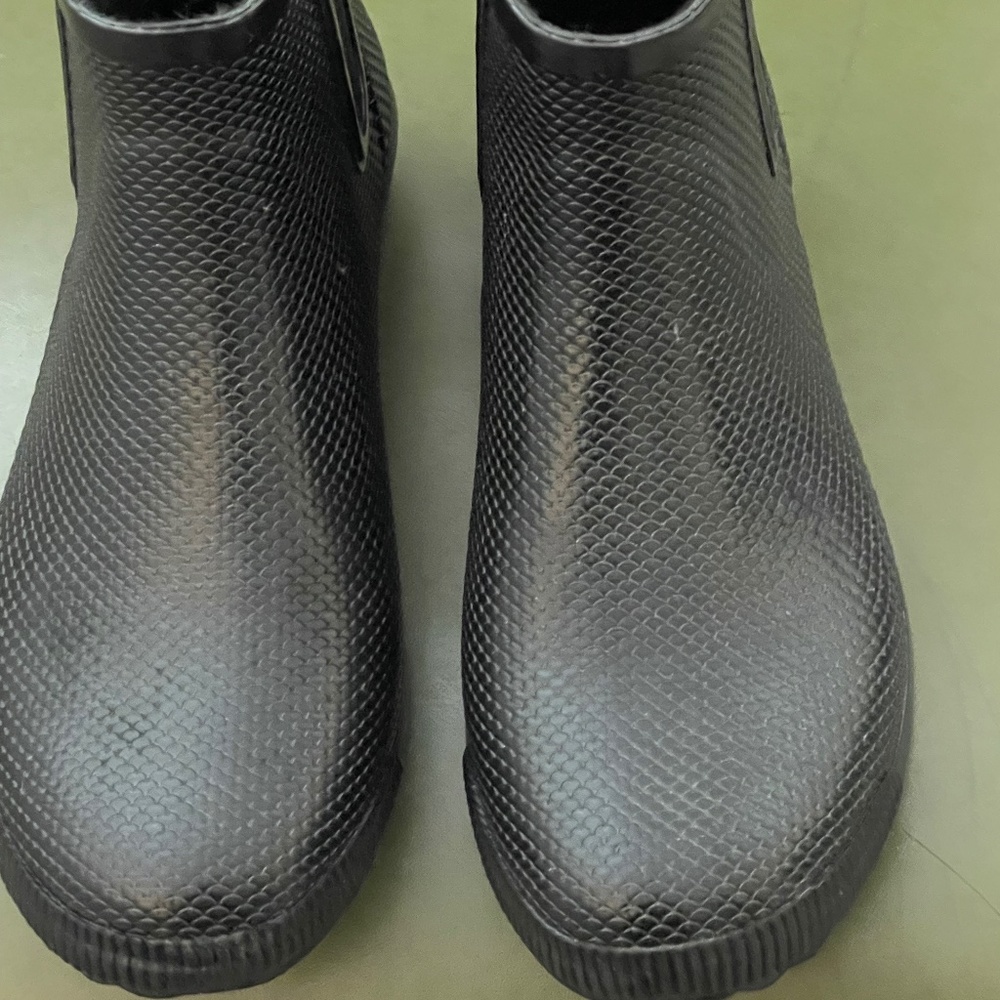 Womens Cougar rain boots in black